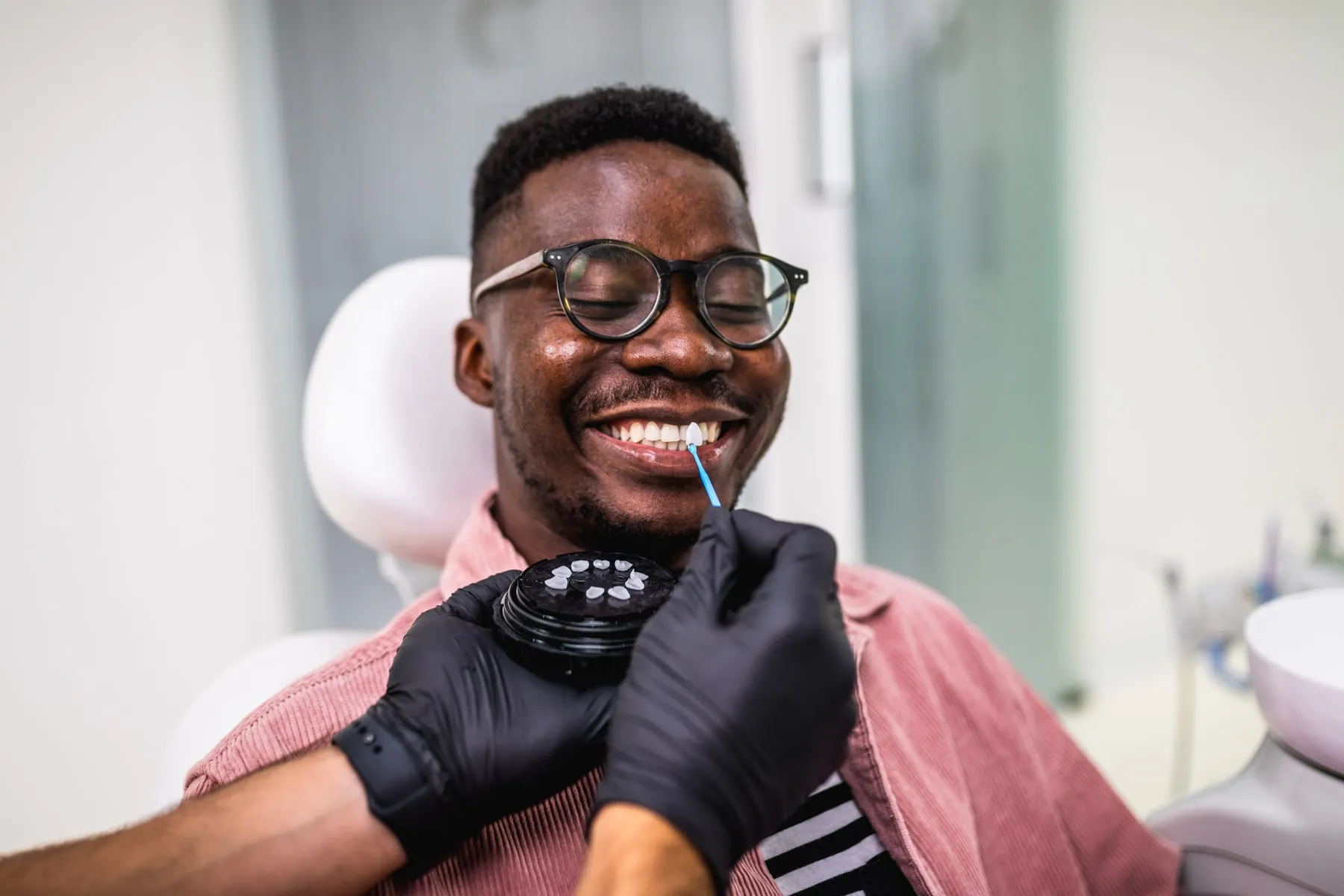 CrackedTeeth_AdobeStock_446429234_1800x1200-min find out how dentists are able to treat cracked teeth with expert information from Stefan Family Dental in Westerville OH